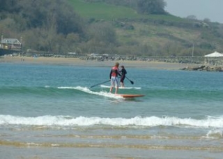  Paddleboarding in der Brandung 